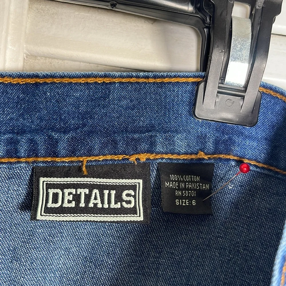 Details color blue
